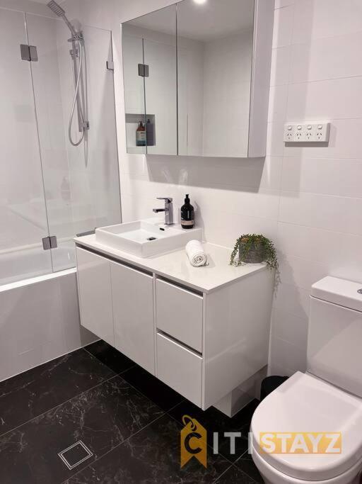Black & White Delight - 2bd 2bth - Braddon * Canberra