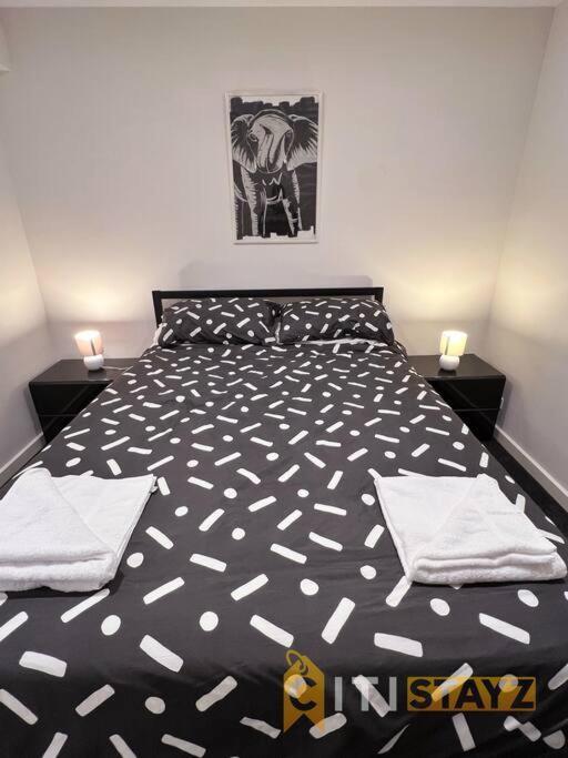 Black & White Delight - 2bd 2bth - Braddon Apartment *