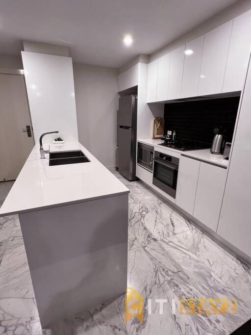 Black & White Delight - 2bd 2bth - Braddon Apartment *