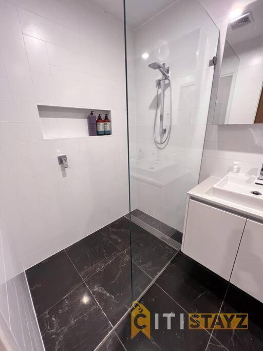 Black & White Delight - 2bd 2bth - Braddon Apartment