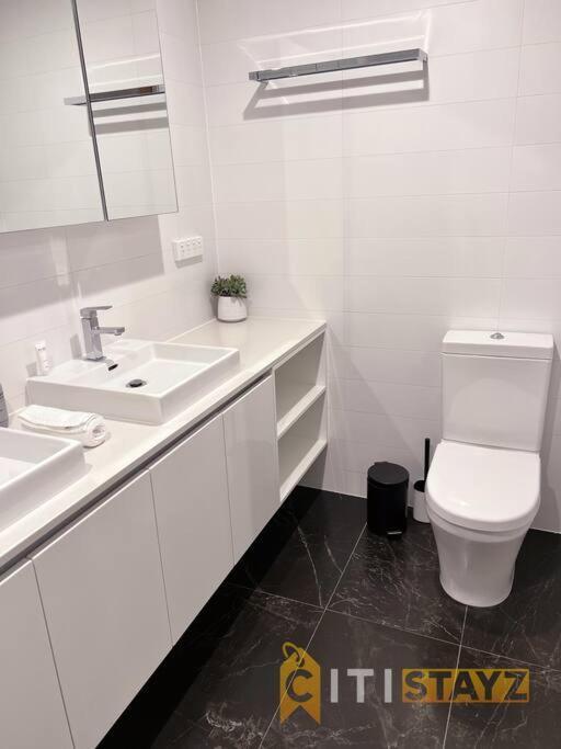 Black & White Delight - 2bd 2bth - Braddon * Canberra