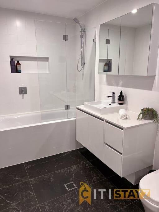 Black & White Delight - 2bd 2bth - Braddon * Canberra