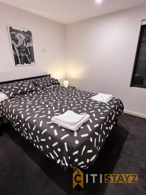 Black & White Delight - 2bd 2bth - Braddon Apartment