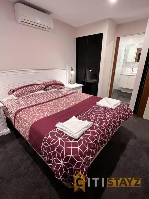 Black & White Delight - 2bd 2bth - Braddon Apartment