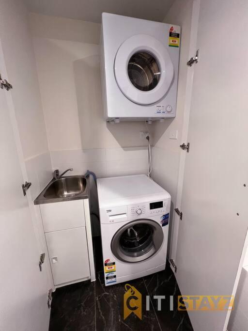 Black & White Delight - 2bd 2bth - Braddon *