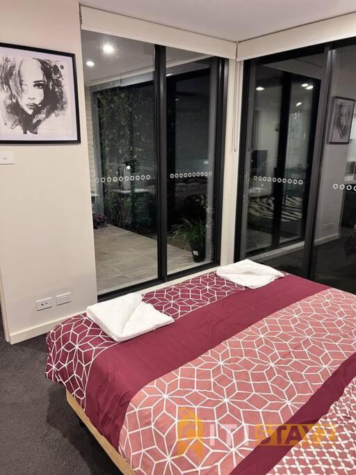 Apartment Black & White Delight - 2bd 2bth - Braddon Canberra