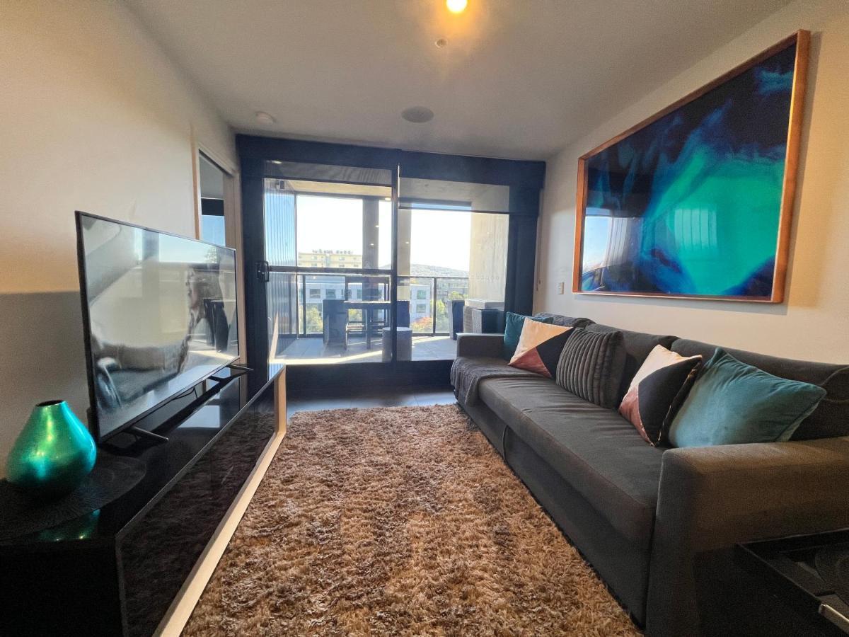 Midnight Luxe: Chic Braddon With Pool And Views Apartment *