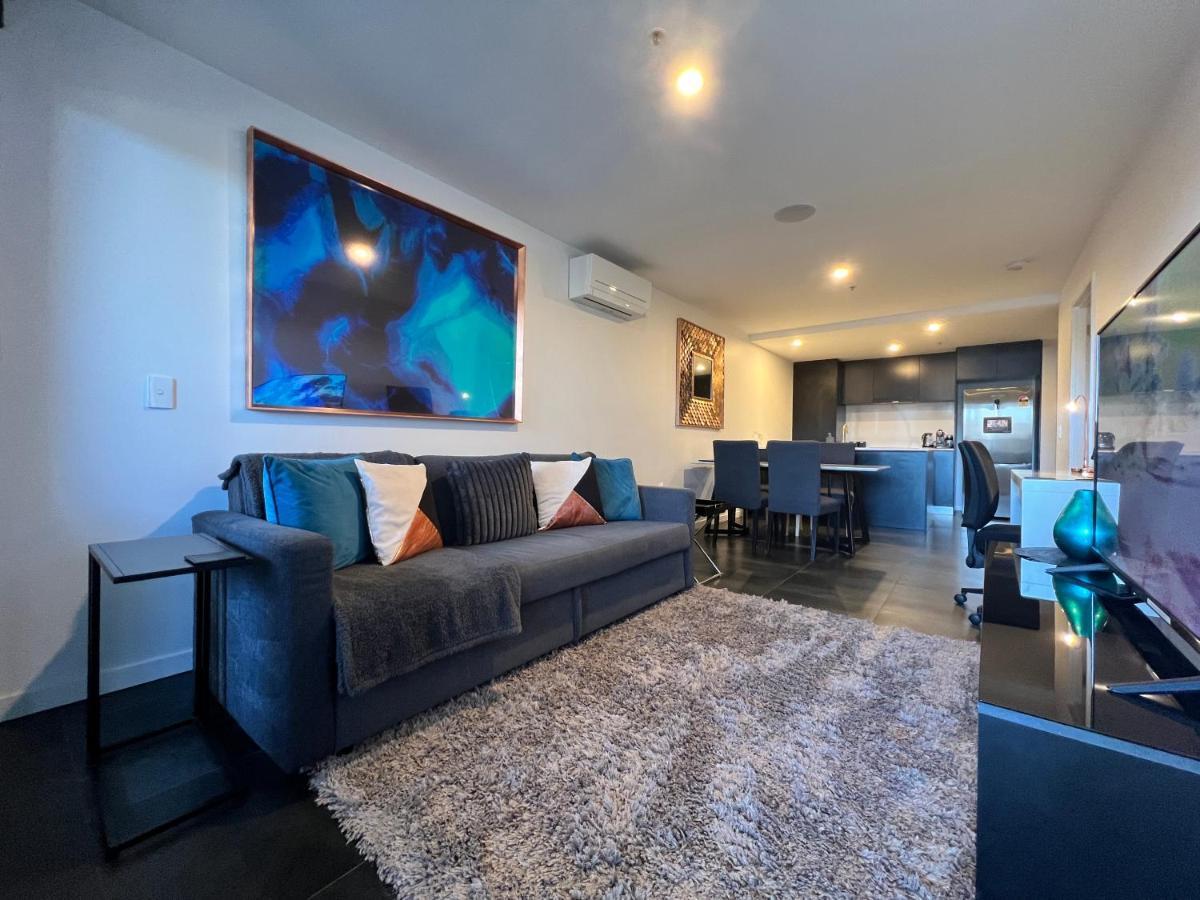 Midnight Luxe: Chic Braddon With Pool And Views Apartment *