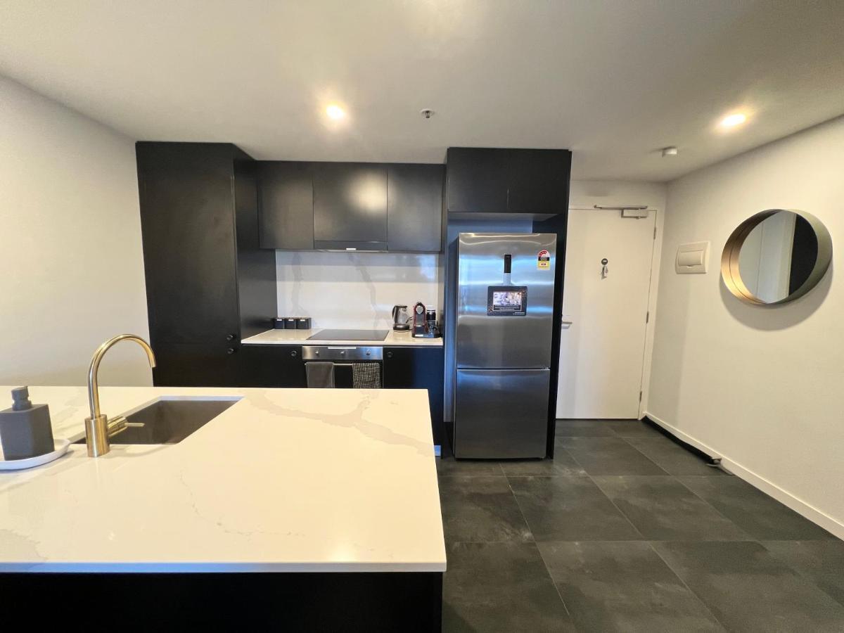 Apartment Midnight Luxe: Chic Braddon With Pool And Views *