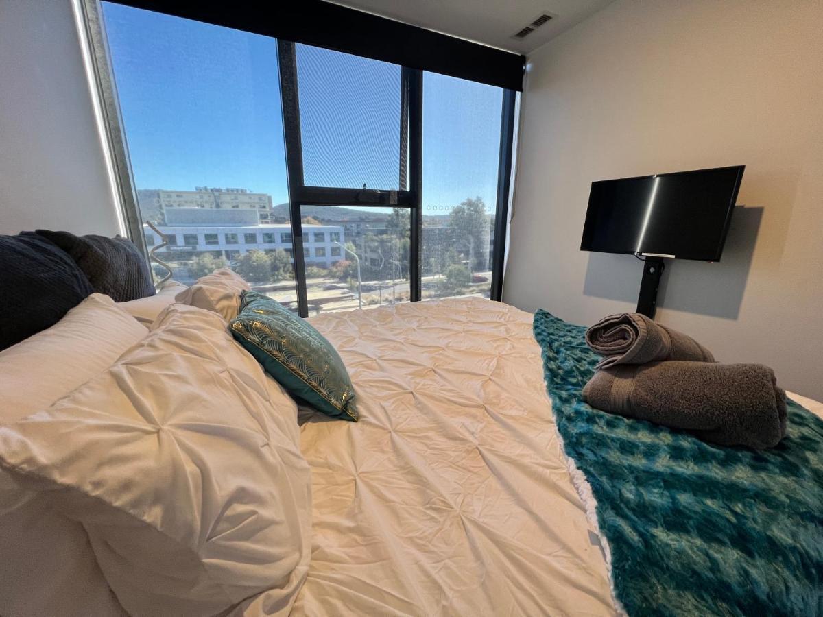 Apartment Midnight Luxe: Chic Braddon With Pool And Views *