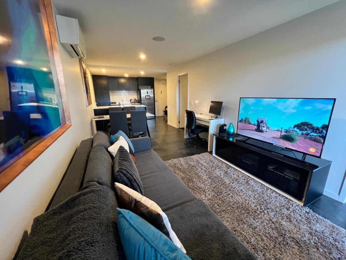 Midnight Luxe: Chic Braddon With Pool And Views Apartment Canberra
