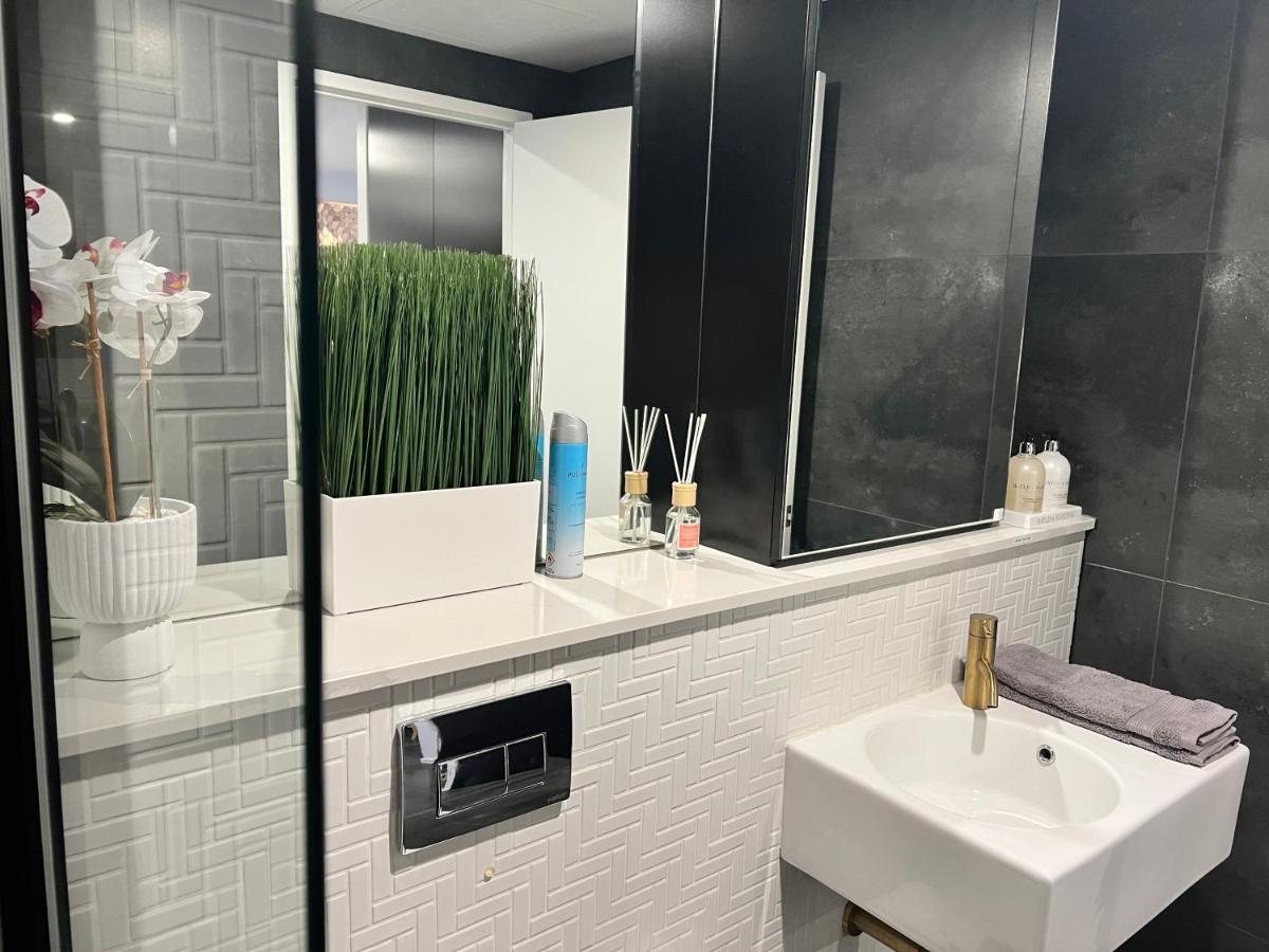 Apartment Midnight Luxe: Chic Braddon With Pool And Views *