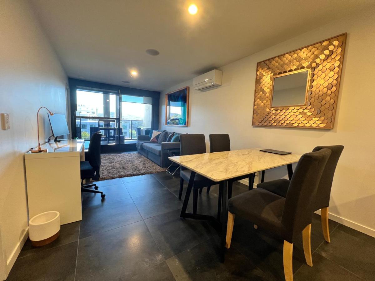 Apartment Midnight Luxe: Chic Braddon With Pool And Views Canberra