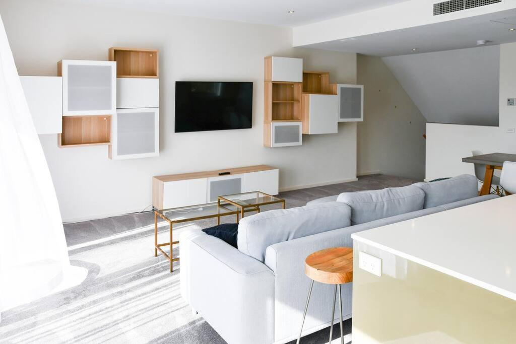Apartment Spacious Sun-drenched Apartment, Centrally Located