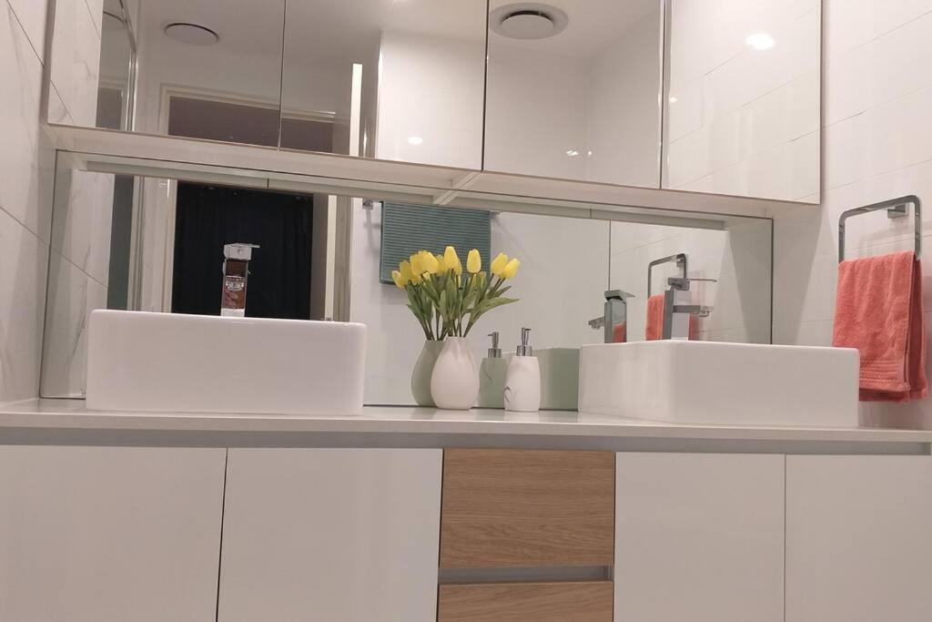 Lux 2 Bed 2 Bath Secure Parking In The Heart Of Dickson, Apartment Canberra