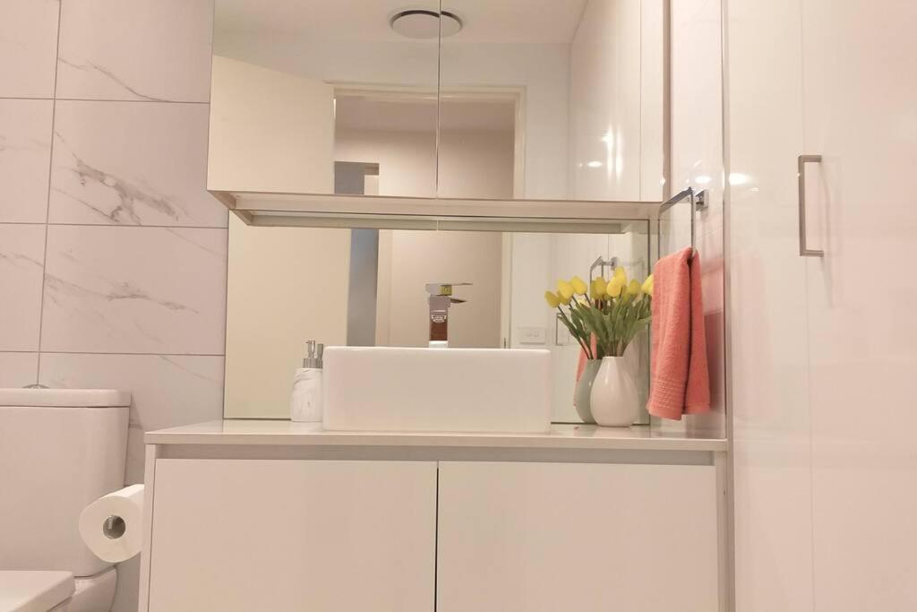 Lux 2 Bed 2 Bath Secure Parking In The Heart Of Dickson, *