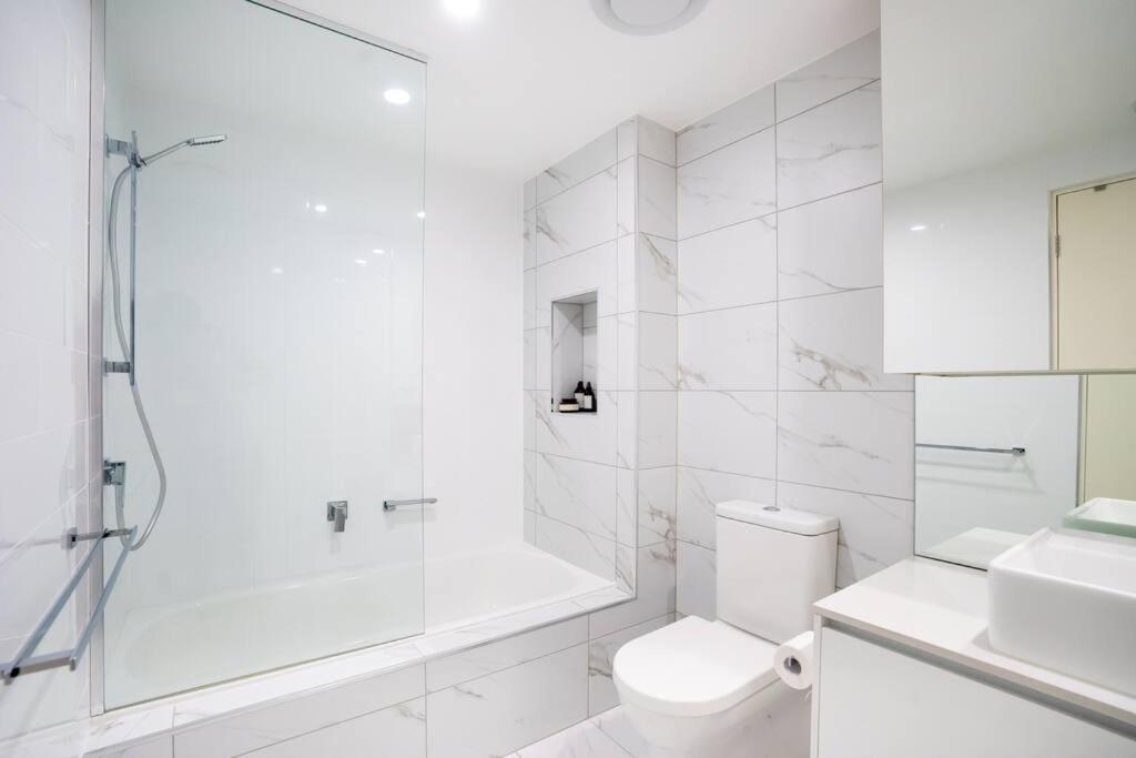 Lux 2 Bed 2 Bath Secure Parking In The Heart Of Dickson, *