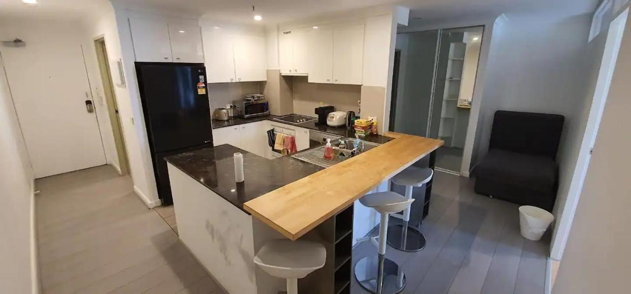 Dana-cozy Private In Shared Apt-rm 1 Homestay