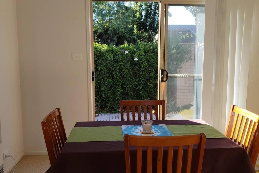 Holiday home Entire 2br Sunny House @franklin, Canberra