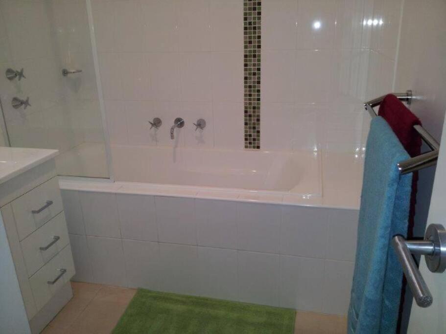 Entire 2br Sunny House @franklin, Holiday home Canberra
