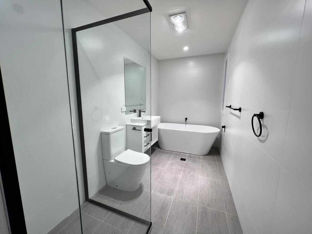 Stunning Dickson Luxe 3br 2bath Double Garage Wifi Brand New Holiday home Canberra