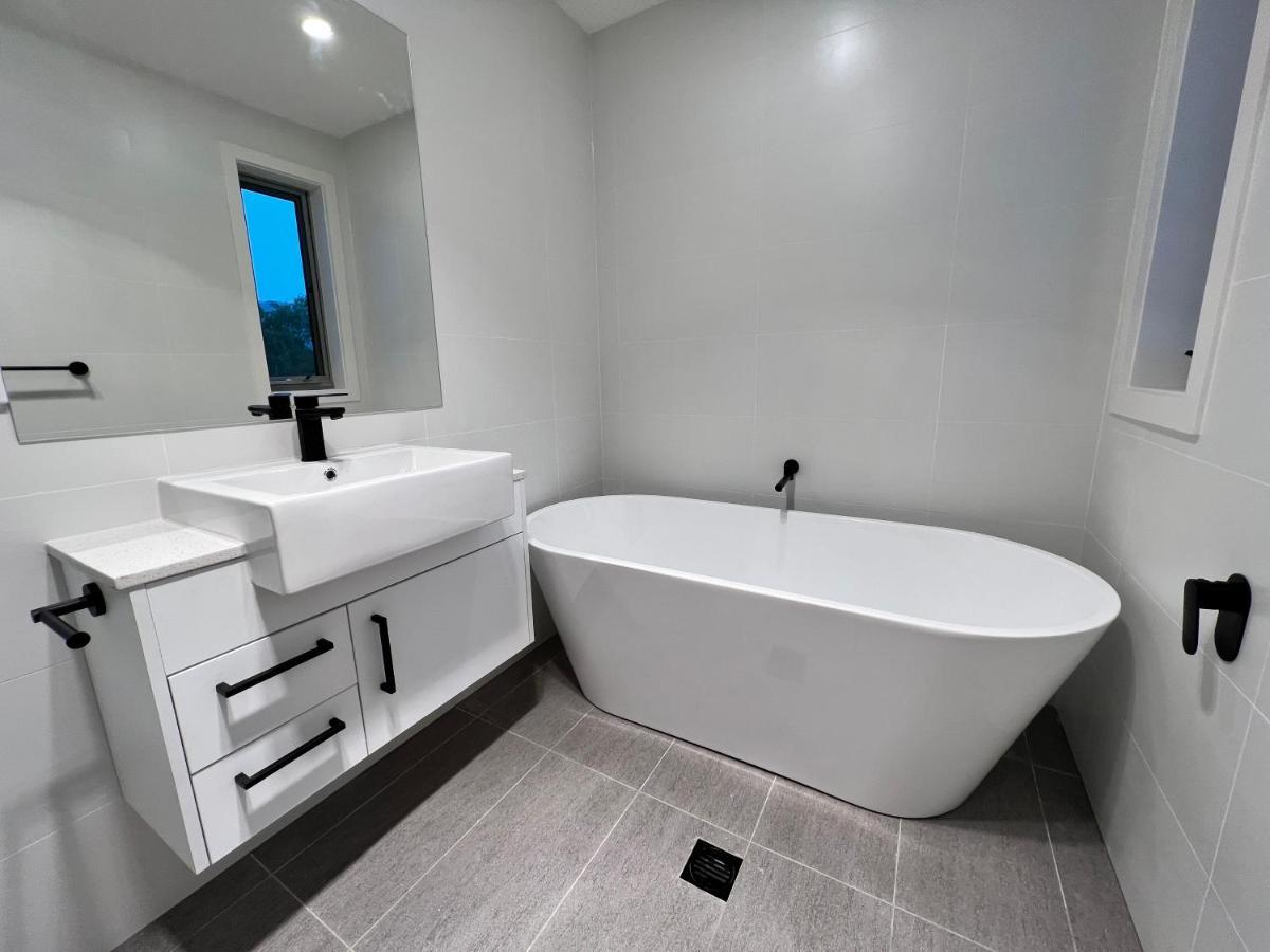 Stunning Dickson Luxe 3br 2bath Double Garage Wifi Brand New * Canberra