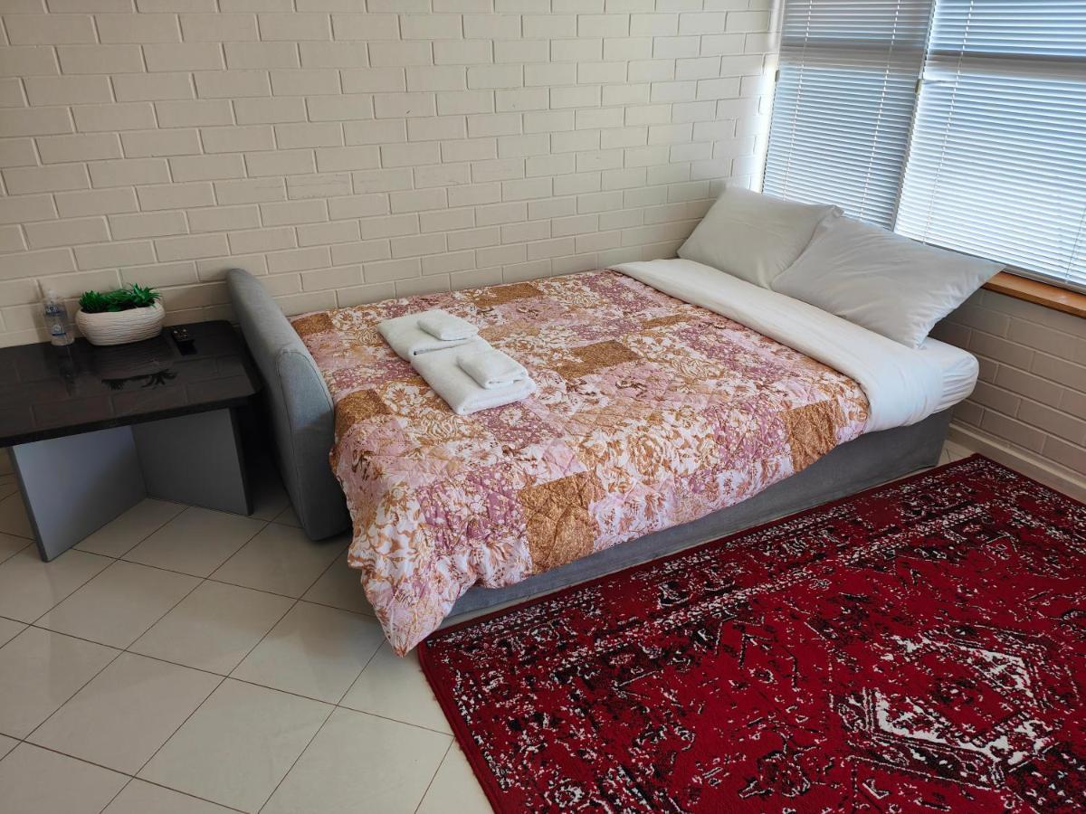 Tuggeranong Short #09c - Sleeps 4 * Canberra