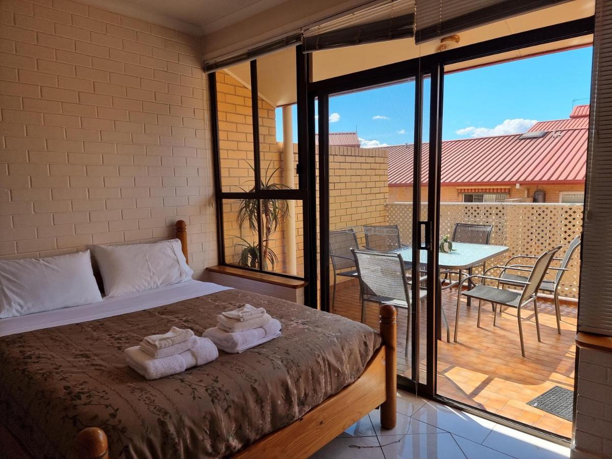 Tuggeranong Short #10c - Sleeps 6 * Canberra