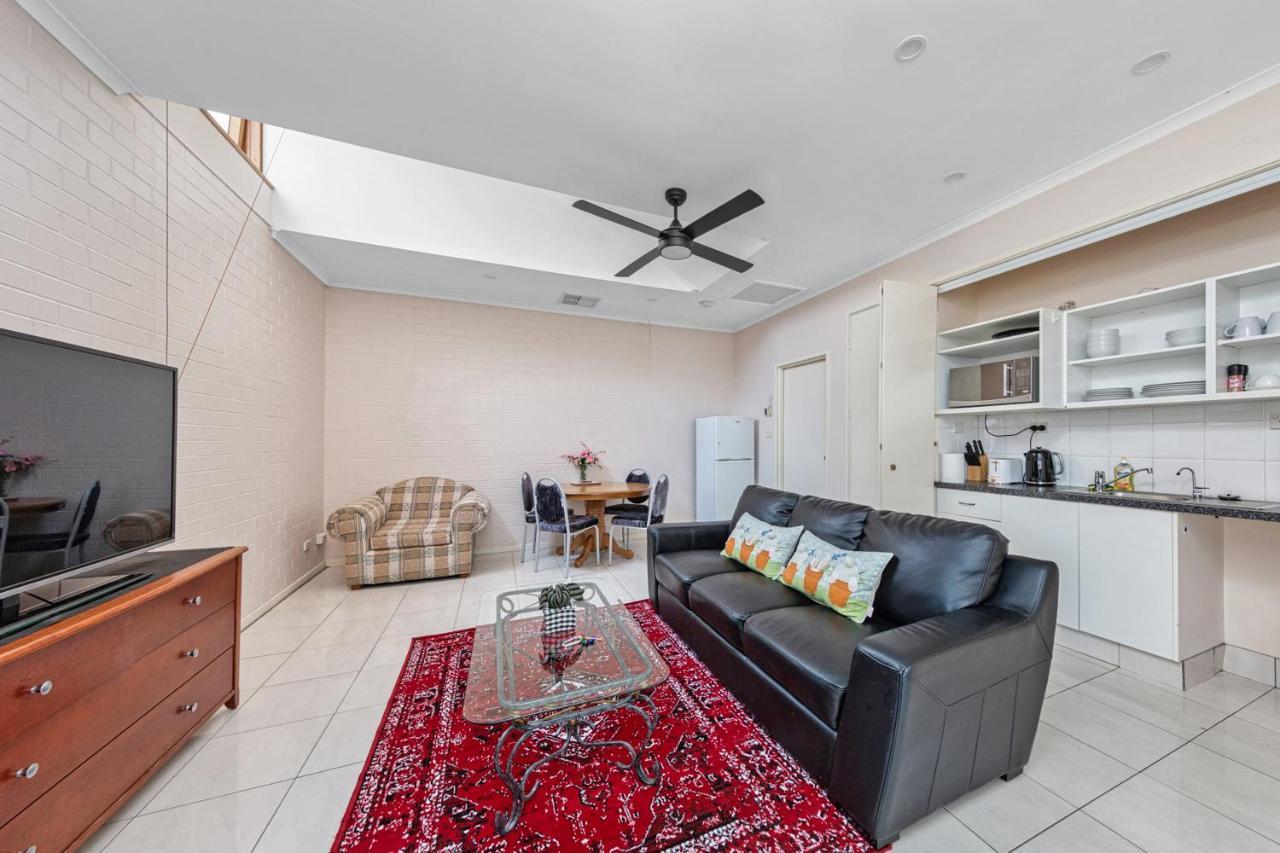Tuggeranong Short #10c - Sleeps 6 *