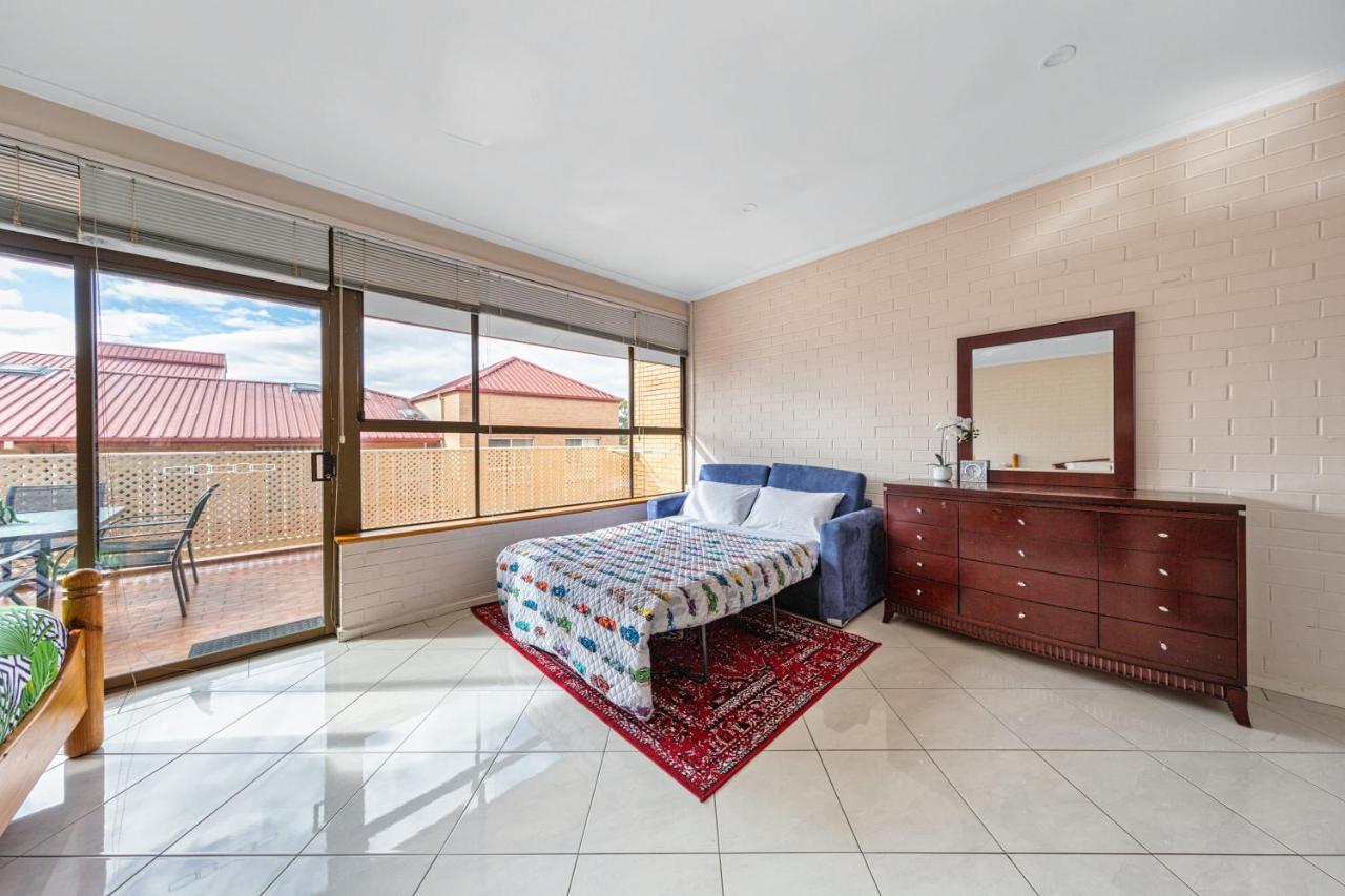 Tuggeranong Short #10c - Sleeps 6 * Canberra