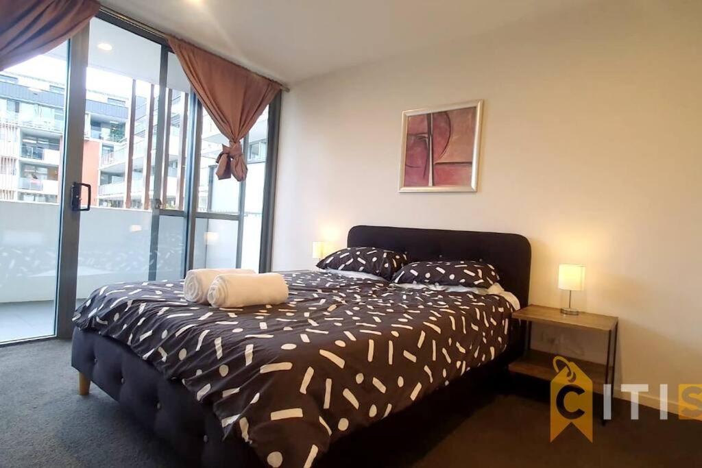 Delight In Dickson -2bd 2bth 2csp Canberra