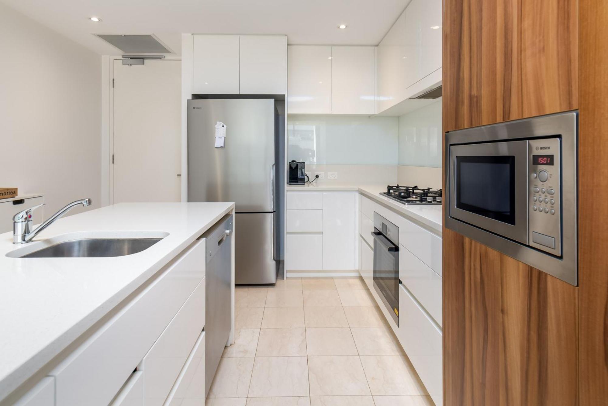 Spacious 1-bed With View In Location Canberra