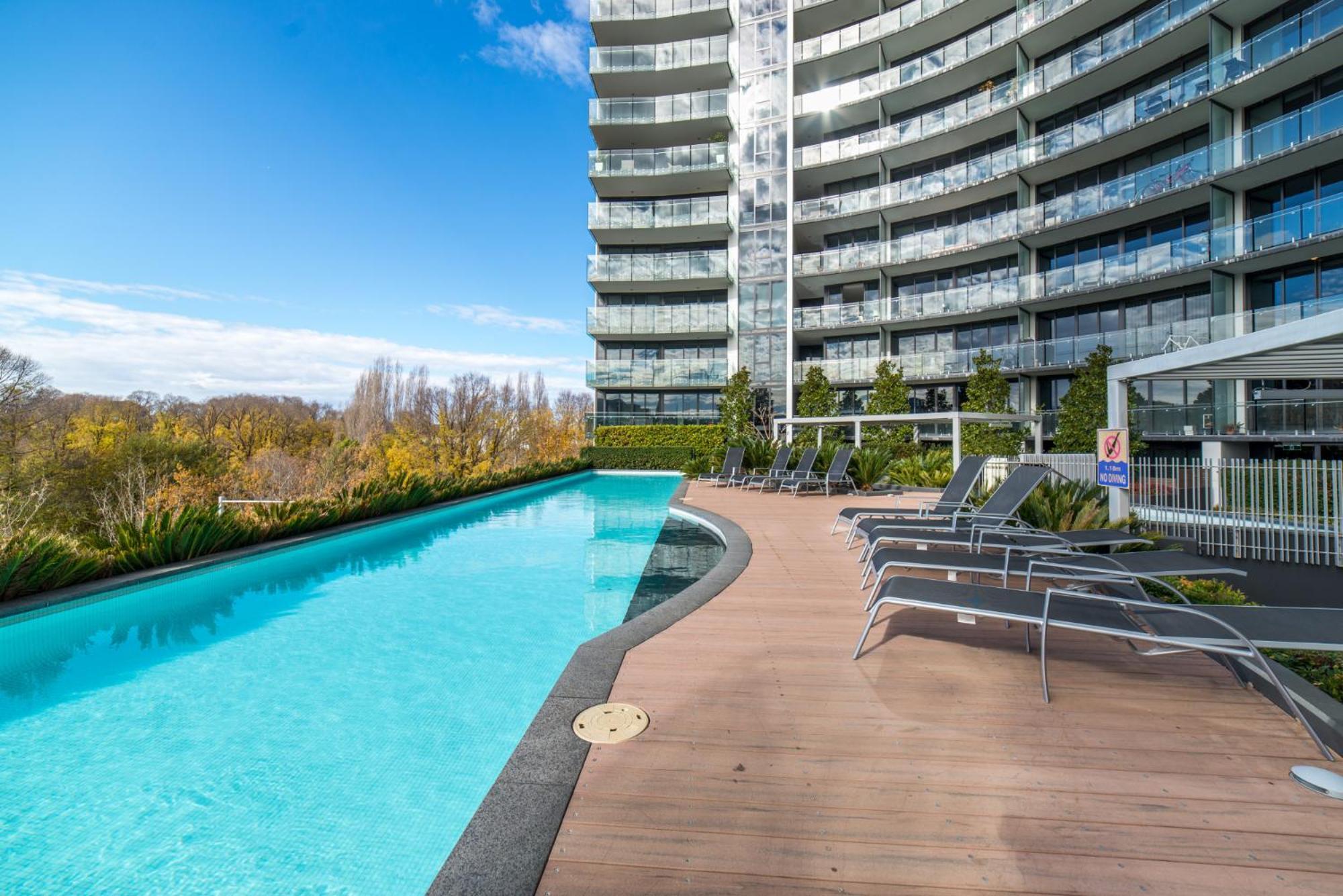 Spacious 1-bed With View In Location Apartment