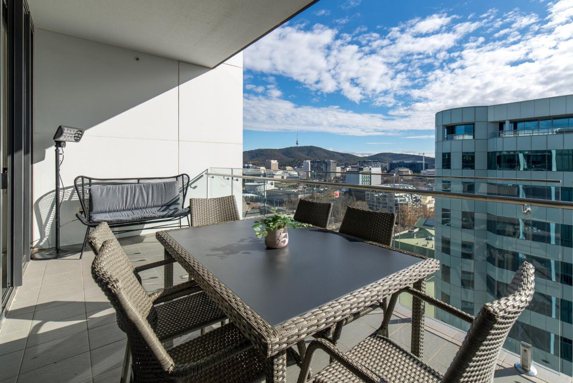 Spacious 1-bed With View In Location *