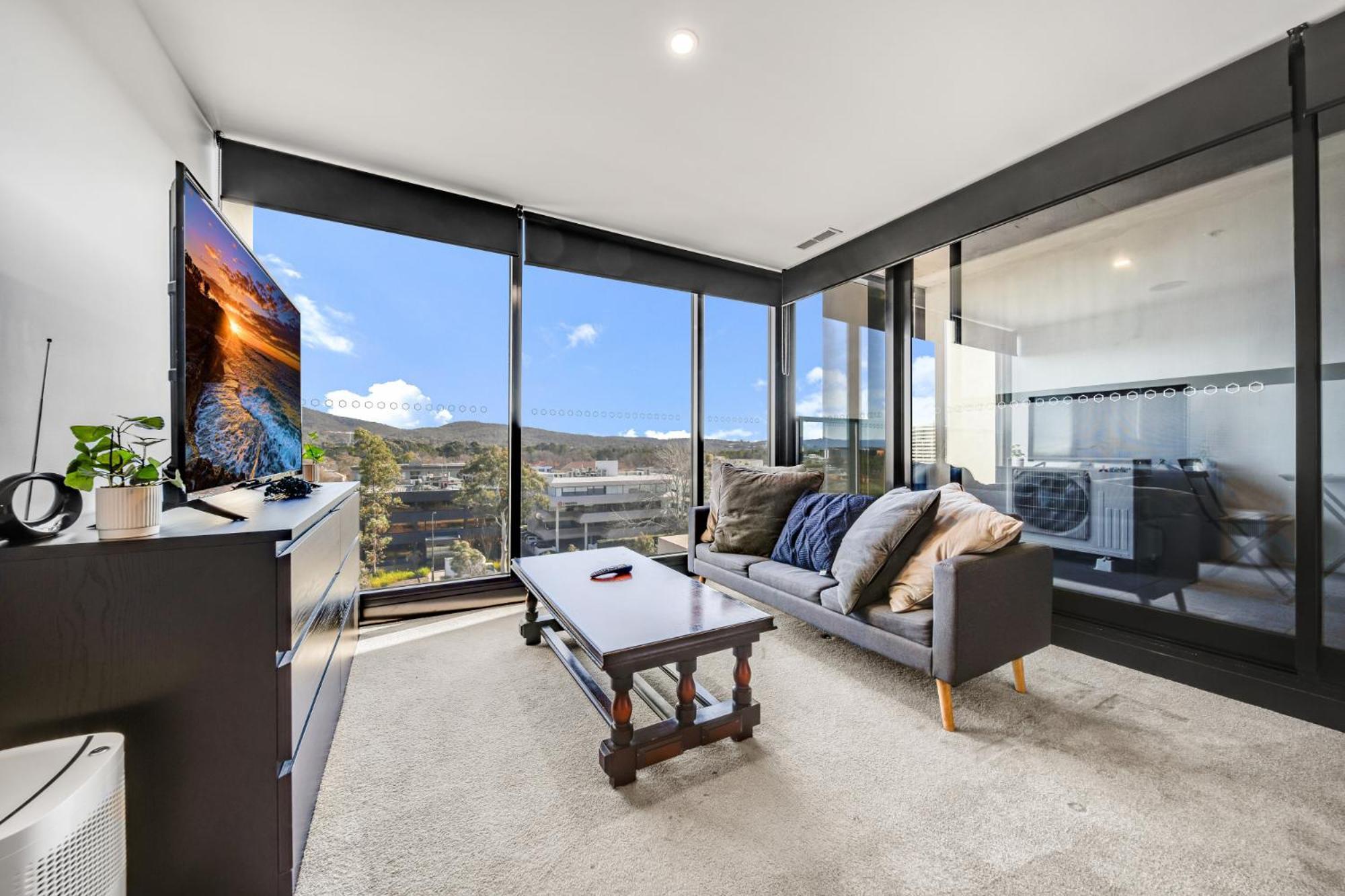 Center 2-bed With Gym, Sauna, Indoor Pool & Views Apartment Canberra