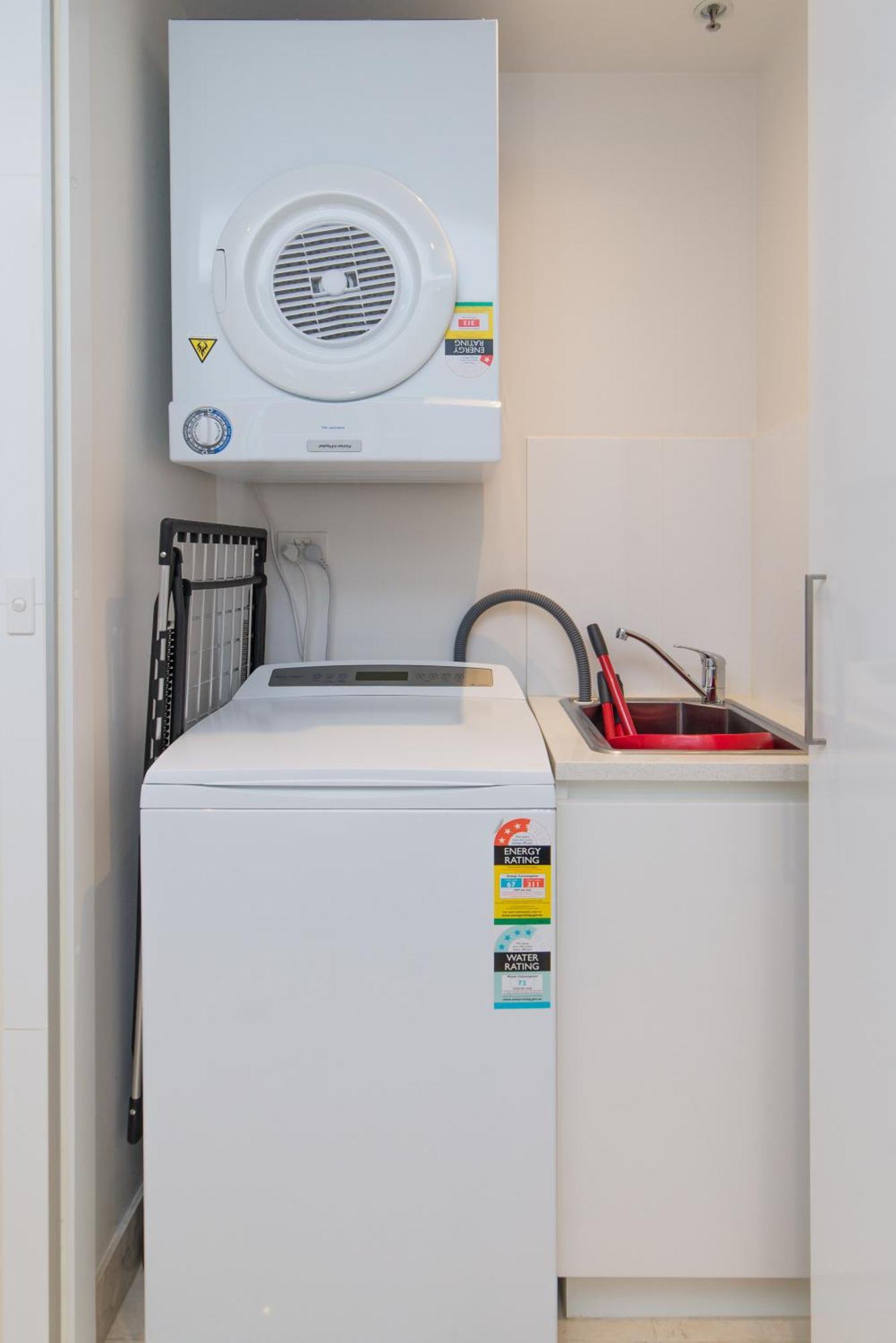 Spacious 1-bed With View In Location Apartment Canberra