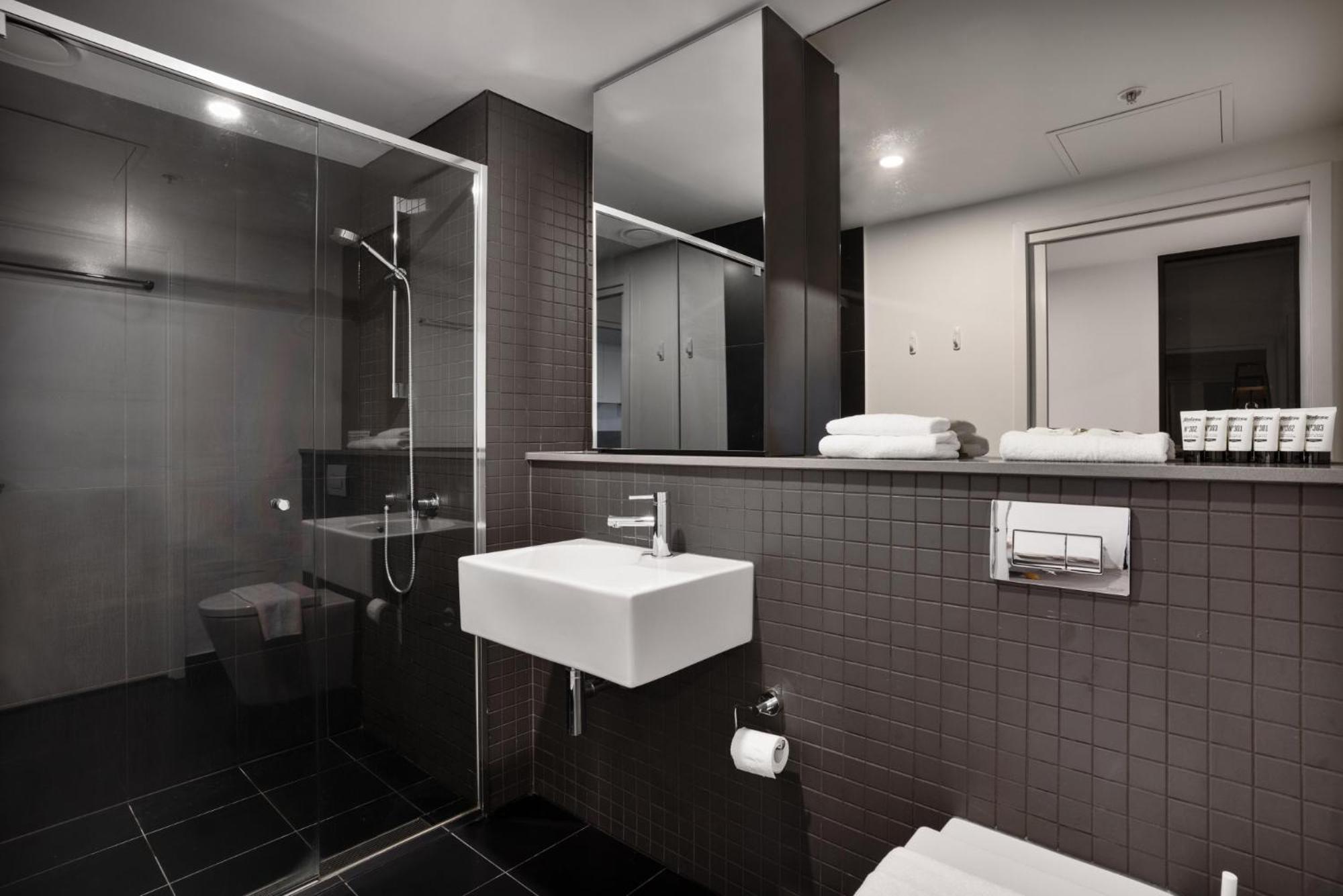 Apartment Center 2-bed With Gym, Sauna, Indoor Pool & Views *