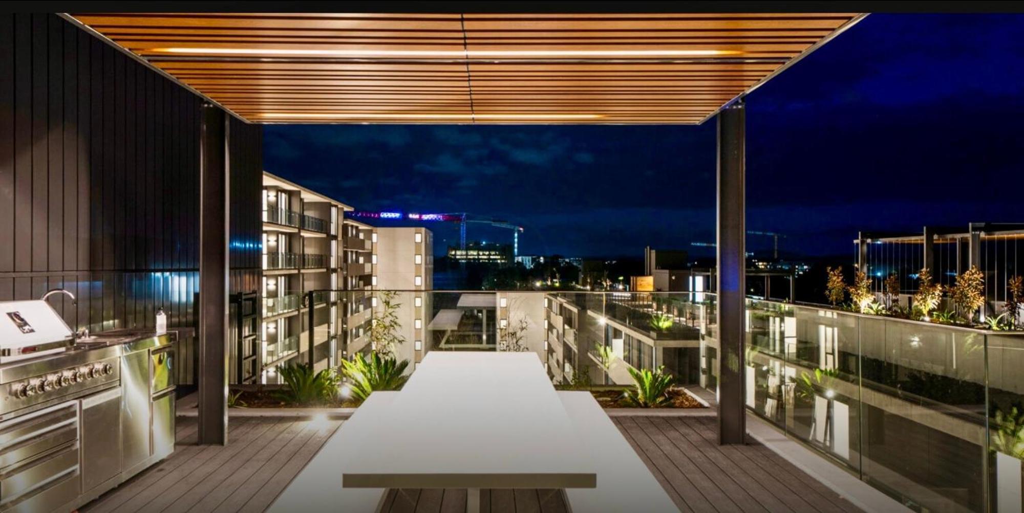 The Hamptons - Lux 2 Bed 2 Bath, Pool - Location Canberra