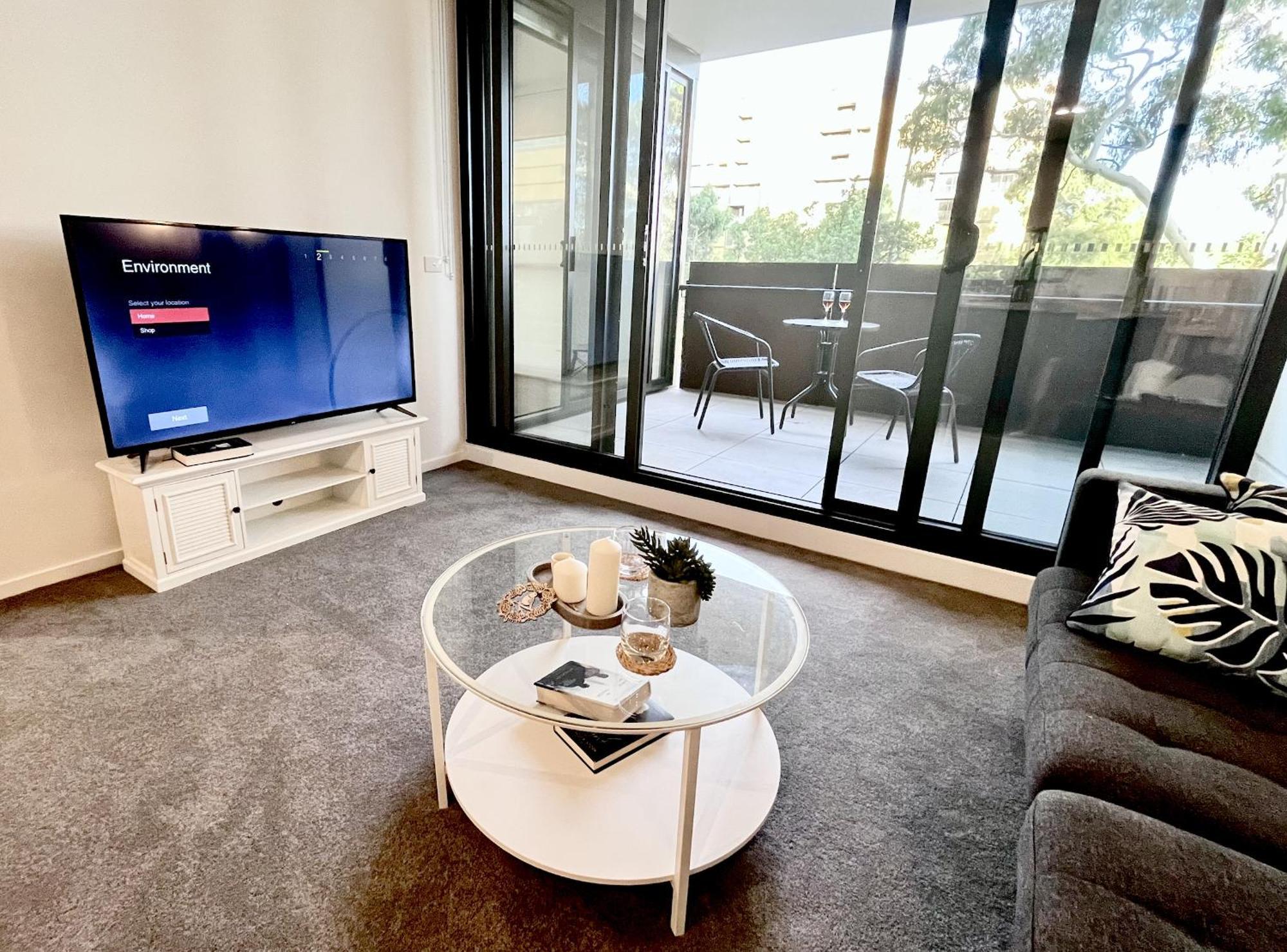 Brand New Stylish 1br Apartment, Specious Space, Free Parking, Self Check-in Apartment Canberra