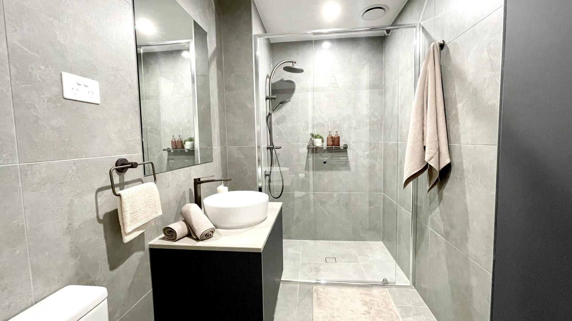 Apartment Brand New Stylish 1br Apartment, Specious Space, Free Parking, Self Check-in
