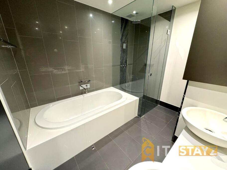 Apartment In New Acton - 2bd 2bth