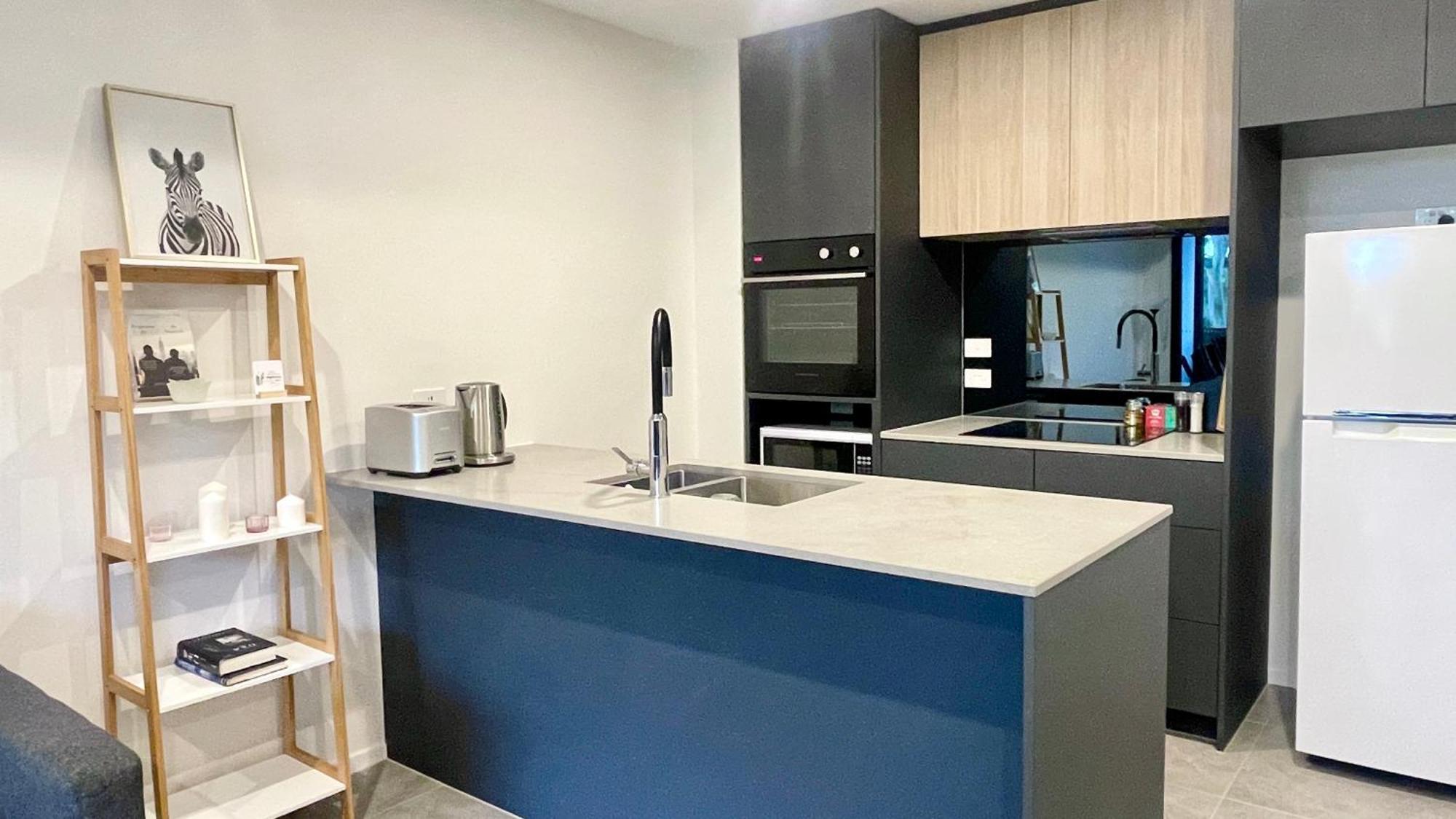 Brand New Stylish 1br Apartment, Specious Space, Free Parking, Self Check-in Apartment