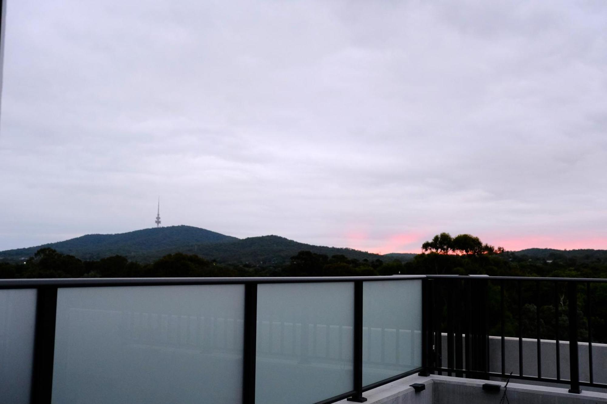 Apartment Japanese Penthouse Retreat 1b1b 2 Parking 5-min Tram-to-cbd Brekky Wifi Netflix *