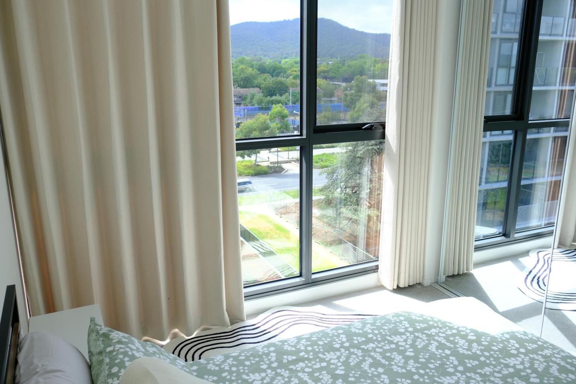 Japanese Penthouse Retreat 1b1b 2 Parking 5-min Tram-to-cbd Brekky Wifi Netflix Apartment