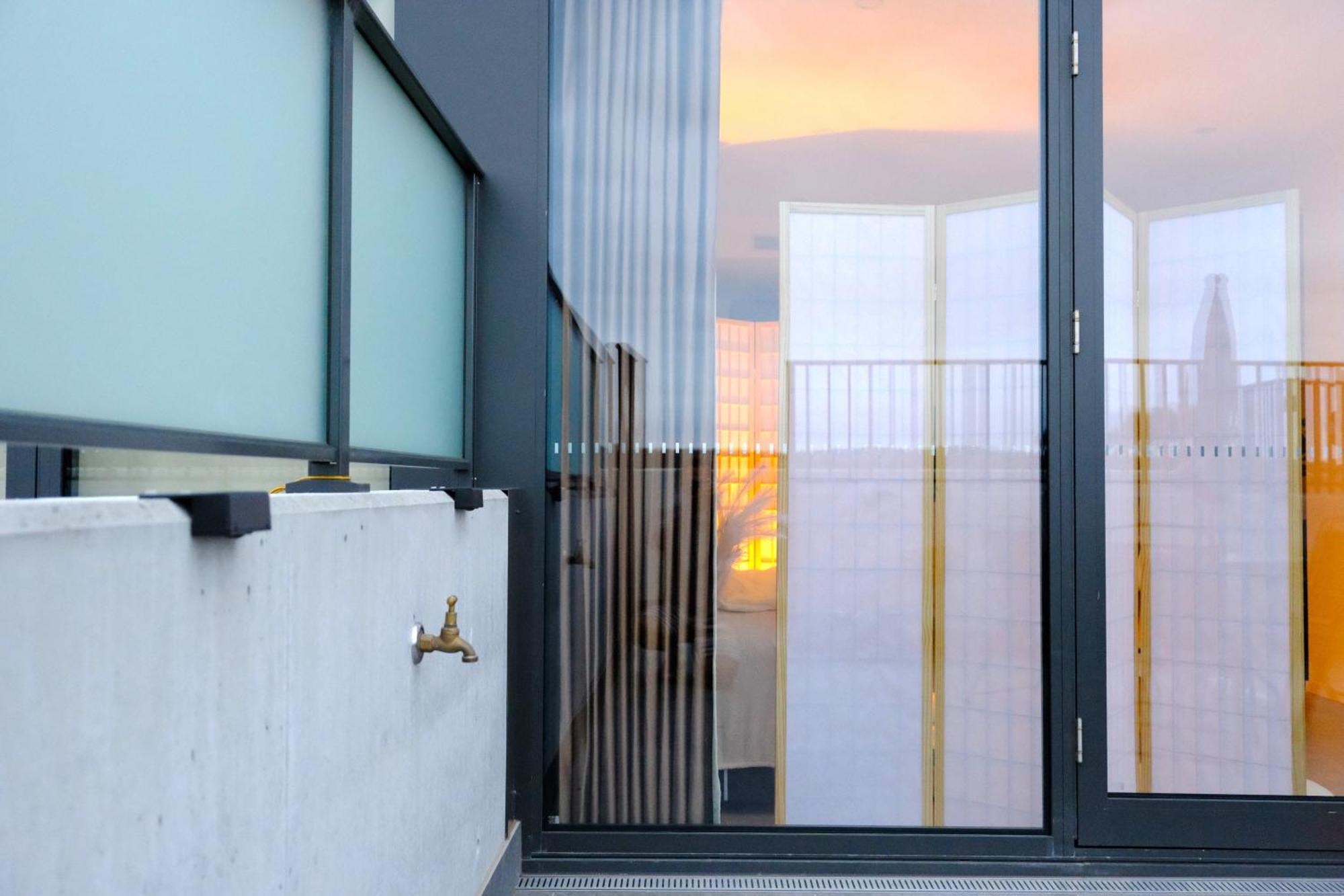 Apartment Japanese Penthouse Retreat 1b1b 2 Parking 5-min Tram-to-cbd Brekky Wifi Netflix *