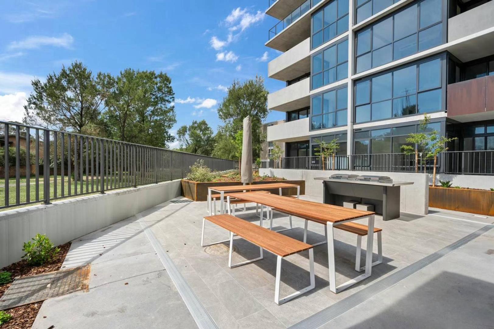Japanese Penthouse Retreat 1b1b 2 Parking 5-min Tram-to-cbd Brekky Wifi Netflix Apartment *