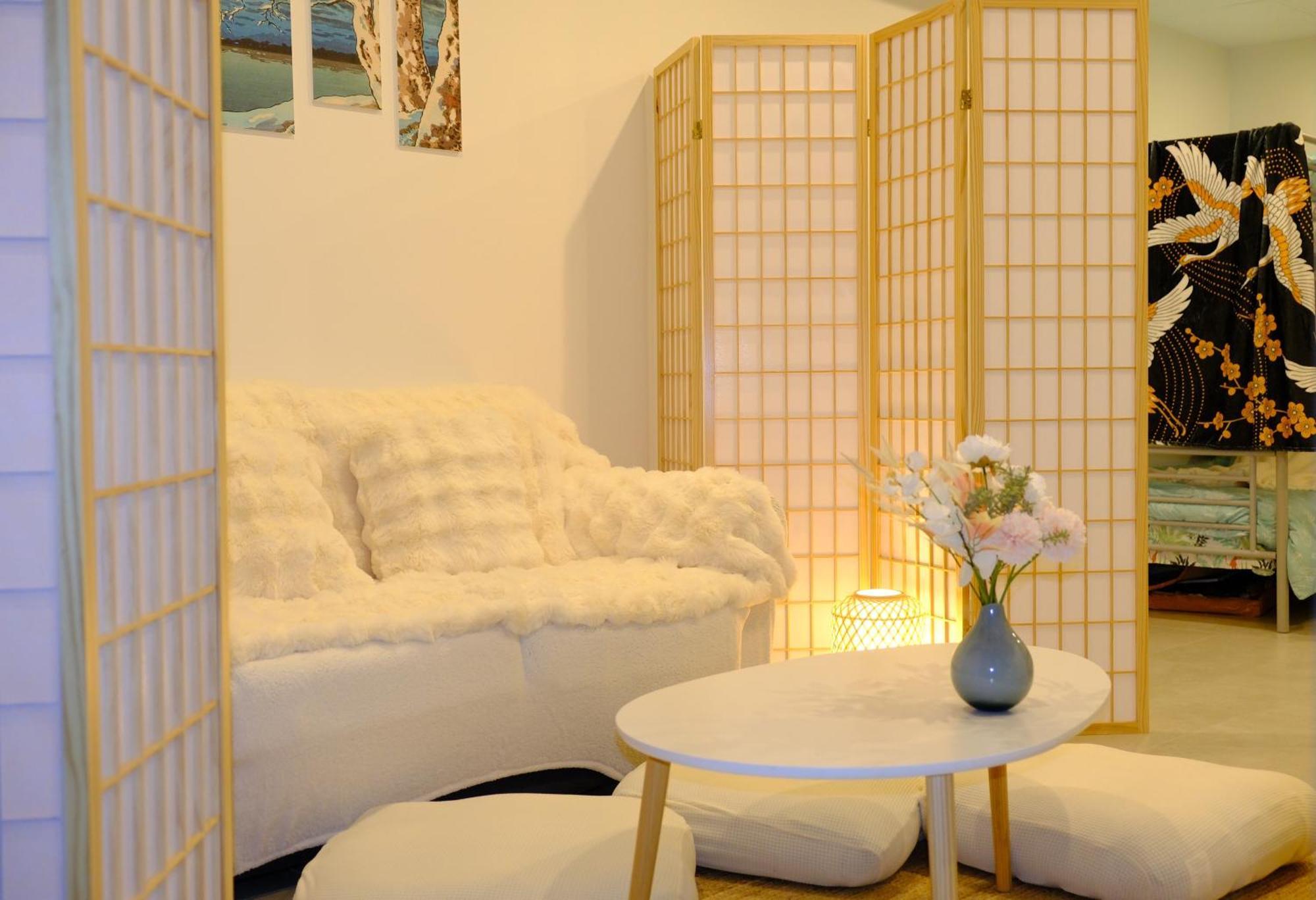 Japanese Penthouse Retreat 1b1b 2 Parking 5-min Tram-to-cbd Brekky Wifi Netflix Apartment *