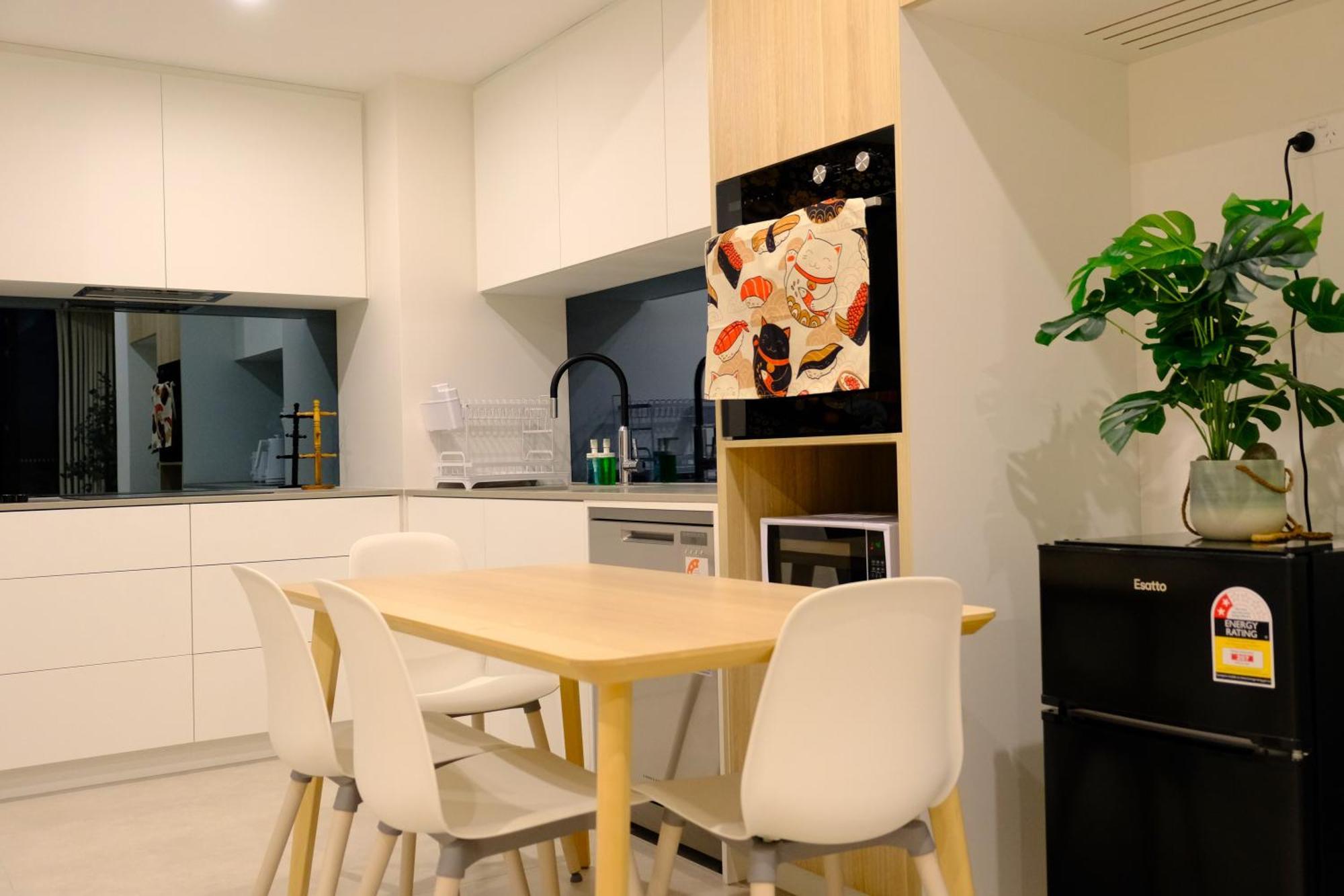 Apartment Japanese Penthouse Retreat 1b1b 2 Parking 5-min Tram-to-cbd Brekky Wifi Netflix