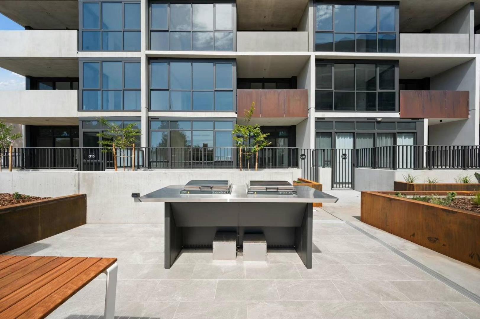 Japanese Penthouse Retreat 1b1b 2 Parking 5-min Tram-to-cbd Brekky Wifi Netflix *