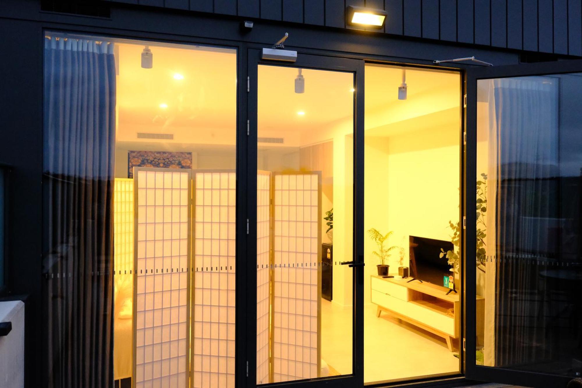 Japanese Penthouse Retreat 1b1b 2 Parking 5-min Tram-to-cbd Brekky Wifi Netflix Apartment